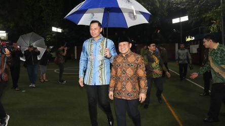 Ketua Umum Partai Demokrat memayungi Ketua Umum PKB Muhaimin Iskandar yang bersilaturahmi ke kediaman SBY. (Foto: Twitter @AgusYudhoyono)