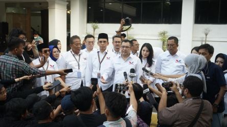 Ketua Umum Partai Perindo, Harry Tanoesoedibyo memberikan keterangan pers usai menyerahkan daftar Bacaleg DPR RI ke KPU pusat. (Foto: Twitter @PartaiPerindo)