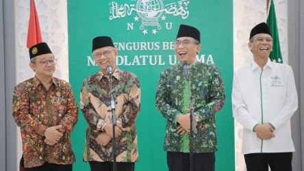 Ketua Umum PP Muhammadiyah, Haedar Nashir dan Ketua Umum PBNU Yahya Qolil Staquf menyampaikan keterangan pers terkait kunjungan Pengurus PP Muhammadiyah ke PBNU. (Foto: Dok Muhammadiyah)