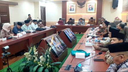 Penandantanganan komitmen Kelompok Bimbingan Ibadah Haji dan Umrah (KBIHU) mendukung kebijakan haji ramah lansia. (Foto: Kemenag)