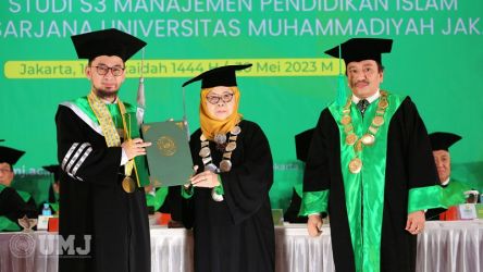 Ketua Senat dan Tim Promotor, Prof. Dr. Hj, Masyitoh Chusnan, M.Ag didampingi Rektor UMJ, Dr. Ma’mun Murod, M.Si. secara simbolis menyerahkan penganugerahan Doktor Honoris Causa kepada Ustaz Adi Hidayat, Lc, MA, Selasa (30/5). (Foto: Dok UMJ)