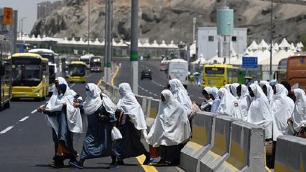 Jemaah haji asal Sudan tiba di Mina untuk menyambut puncak ibadah haji. -Sajjad HUSSAIN-AFP -