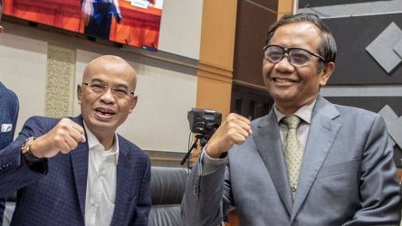 Wakil Ketua Komisi III DPR Desmon Mahesa (semasa hidup) bersama Menkopohukam Mahfud MD. (Foto: Repro)