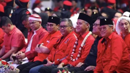 Sekjen PDIP Hasto Kristiyanto dengan Bacapres Ganjar Pranowo di Hall Basket Senayan, Minggu (4/6). (Foto: JawaPos.Com)