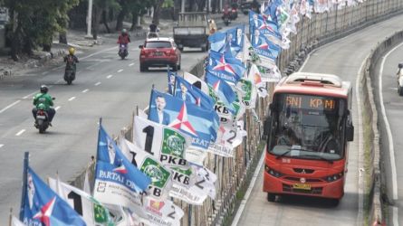 Ilustrasi bendera Parpol di jalanan. (Foto: Repro)