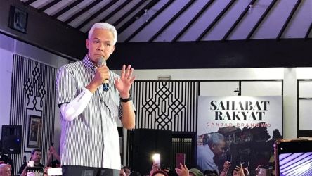 Bacapres Ganjar Pranowo menggunakan kemeja dengan garis hitam putih saat menghadiri acara Silaturrahmi 1 Muharram 1445 Hijriyah Relawan Ganjar Pranowo. (Foto: Disway)