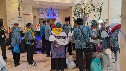 Jemaah haji Kloter 4 Embarkasi Balikpapan (BPN 4) mengalami keterlambatan (delay) selama 15 jam. (Foto: Kemenag)