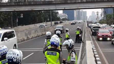 Tilang di Jalan Layang Non Tol casablanca, Sabtu 8 Juli 2023. (Foto: NTMC) Polri-