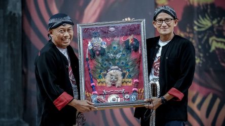 Miniatur Reog Ponorogo untuk Menparekraft Sandiaga Uno diberikan Bupati Sugiri Sancoko dalam acara Grebeg Suro, 27 Juli 2022.-Kemenparekraft-