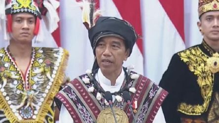 Presiden Joko Widodo  menggunakan busana Adat Tanimbar di Sidang Tahunan MPR, DPR dan DPD RI. (Foto: Repro)