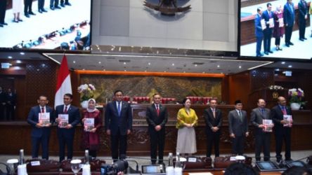 Ketua DPR RI Puan Maharani foto bersama usai menyampaikan buku laporan kinerja DPR RI selama tahun sidang 2022-2023.  (Foto: Dok DPR)