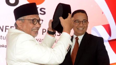 Anies Baswedan disematkan peci hitam oleh Presiden Partai Keadilan Sejahtera (PKS), Ahmad Syaikhu. (Foto: Repro)