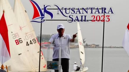 Menteri PUPR Basuki Hadimuljono saat melepas kapal-kapal yang mengikuti Nusantara Sail 2023, berlayar menuju IKN. --