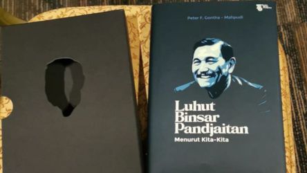 Buku "Luhut Binsar Panjaitan Menurut Kita-Kita". (Foto: Repro)