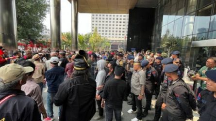 Unjuk rasa di Gedung KPK, desak Ketua KPK Firli Bahuri mundur dari jabatannya. (Foto: Medcom)