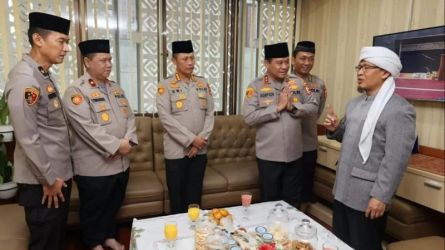 Kaops NCS, Irjen Pol Asep Edi Suheri dan rombongan mengunjungi Pimpinan Ponpes Daarut Tauhid, KH Abdullah Gymnnastiar (Aa Gym). (Foto: Dok. Humas Polri)