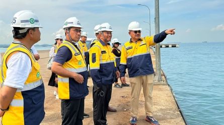 Batu Ampar  Dahlan Iskan bersama Arham (kanan) dan Iqbal (dua dari kiri).--