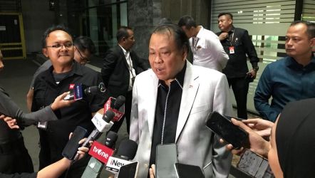 Hakim Konstitusi, Arief Hidayat usai memenuhi panggilan dari Majelis Kehormatan Mahkamah Konstitusi (MKMK).(Foto: Disway)