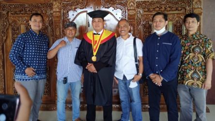 Arif Sahudi, dua dari kiri, saat wisuda Bonyamin.--