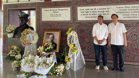 Dahlan Iskan ziarah ke makam TB Silalahi.--