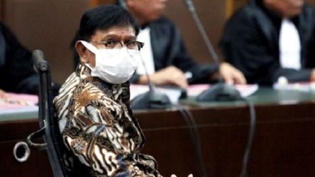 Eks Menteri Komunikasi dan Informatika yang juga politisi Nasdem, Johnny Gerald Plate membacakan pledoi dirinya yang tersangkut kasus BTS. (Foto: Disway)