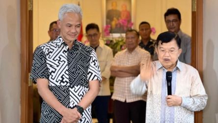 Mantan Wapres Jusuf Kalla dan Capres Ganjar Pranowo memberikan keterangan pers usai pertemuan Ganjar di rumah Jusuf Kalla. (Foto: Repro)