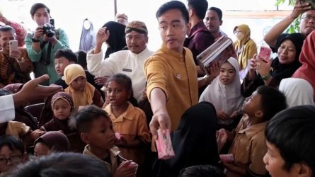 Cawapres nomor urut dua Gibran Rakabuming Raka saat bagi-bagis susu dan buku. (Foto: Dok Viva)