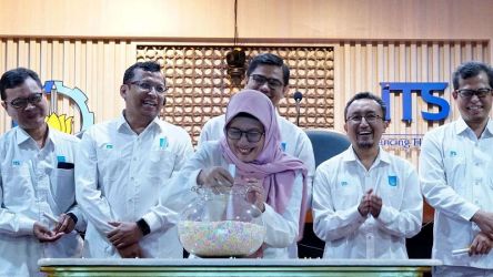 Proses pengambilan nomor urut untuk 20 Bacarek ITS periode 2024-2029. (Foto: Disway)