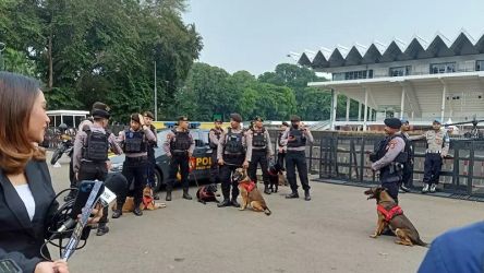 Sejumlah anjing pelacak (K-9) saat melakukan sterilisasi kawasan Istora Senayan, Jakarta Pusat jelang debat capres, Minggu, 7 Januari 2024. (Foto: Dok Berita Satu)