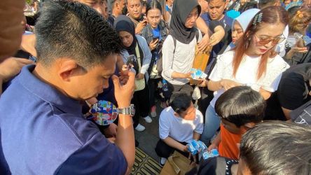 Cawapres nomor urut 2, Gibran Rakabuming Raka bagi-bagi susu di CFD. (Foto: Repro)