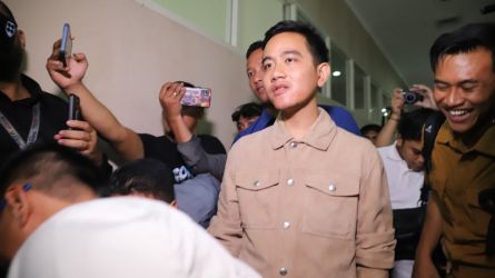 Cawapres nomor urut 2, Gibran Rakabuming Raka memenuhi panggilan Bawaslu Jakpus, terkait bagi-bagi susu di CFD. (Foto: Dok tvOneNews)