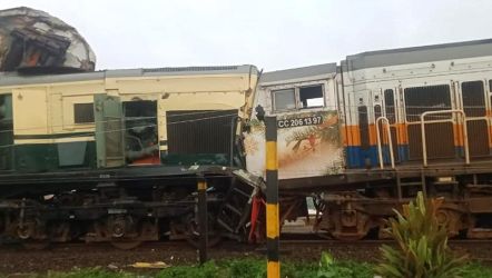 Tabrakan antara Kereta Api (KA) Turangga dengan KA Lokal Bandung Rata terjadi di petak Jalan Cicalengka-Haurpuguh, Kabupaten Bandung, Jumat (5/1).  (Foto: Dok Republika)