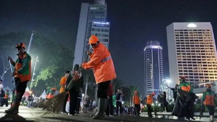 Petugas kebersihkan sedang membersihkan sampah. (Foto: Beritra Jakarta)