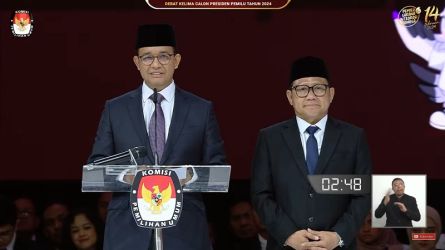 Capres nomor urut 1, Anies Baswedan didampingi Cawapres Muhaimin Iskandar meyampaikan closing statemen pada debat capres kelima. (TangkapanLayar)