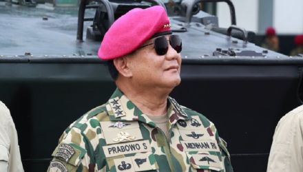 Menteri Pertahanan Prabowo Subianto berseragam TNI. (Foto: X @prabowo)