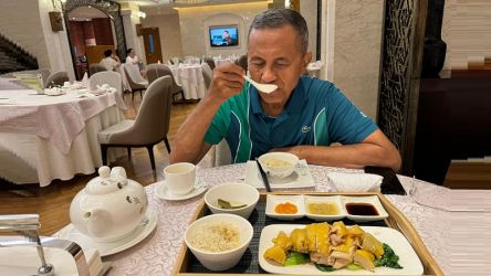 Dahlan Iskan menyantap ayam Hainan. (Foto: Disway)