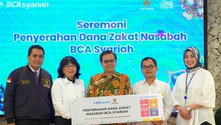 Seremoni penyerahan dana Zakat Nasabah BCA Syariah ke BAZNAS. (Foto: Dok Baznas)