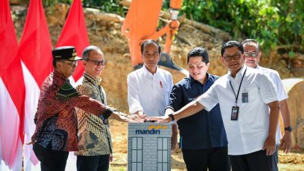 Presiden Joko Widodo melakukan groundbreaking Gedung Bank BNI di IKN, Kamis (29/2). (Foto: Humas Setkab)