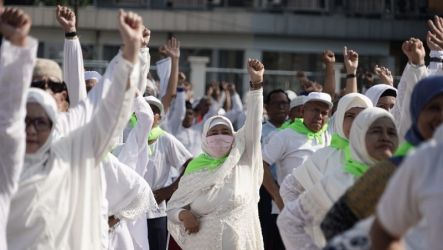 Jemaah haji mengikuti Launching Senam Haji Indonesia di Asrama Haji Pondok Gede, Minggu (28/4). (Foto: Dok Kemenag)