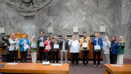 Kepala Biro Perencanaan dan Organisasi Setjen DPR RI Helmizar, berfoto usai mengisi kuliah umum di Ruang KK II, Gedung Nusantara DPR RI. (Foto: Dok DPR RI)