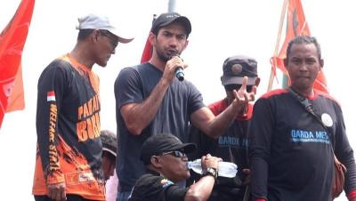 Artis Reza Rahardian ikut demo di depan gedung DPR RI, protes Revisi UU Pilkada. [Foto: Disway]