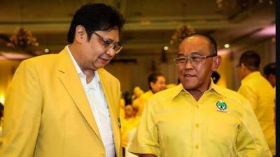 Ketua Dewan Pembina Golkar Aburizal Bakrie dengan Ketum Golkar Airlangga Hartarto. (Foto: Repro)