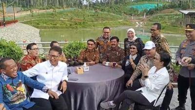 Menteri Airlangga Hartato bercanda ke Menteri Bahlil, soal kursi Kapolri yang diambil Bahlil. [Tangkapan Layar]