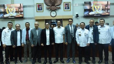 Foto bersama usai rapat kerja Komisi III DPR dengan Menteri Hukum dan HAM beserta jajarannya, Jumat (23/8). [Foto: Dok DPR]