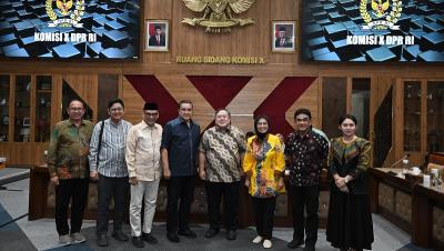 Foto bersam usai RDPU Komisi X DPR dengan Mantan Menteri PPN/Kepala Bappenas periode 2014-2021 Bambang Brodjonegoro, Jumat (30/8). [Foto: Dok DPR]