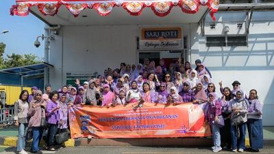 Rombongan Dharma Wanita Setjen DPR RI, saat berkunjung ke Pabrik Sari Roti di Bekasi, Jawa Barat, Jumat (9/8). [Foto: Dok DPR RI]