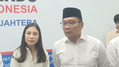 Mantan Gubernur Jabar Ridwan Kamil saat menerima rekomendasi dari Partai Perindo untuk maju di Pilgub Jakarta. [Foto: Disway]