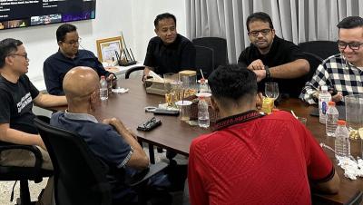 Mantan gubernur DKI Jakarta Anies Baswedan dan tim membahas tawaran maju Pilgub Jabar. [Foto: Repro]