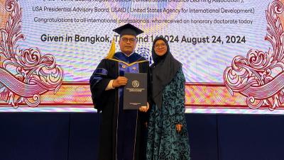 Sekretaris PJS DKI Jakarta, Muhamad Ied mendapat gelar kehormaran Doktor Honoris Causa (HC)  daro Universitas Internasional PBB Malaysia (UIPM). [Foto: Ist/RMN]