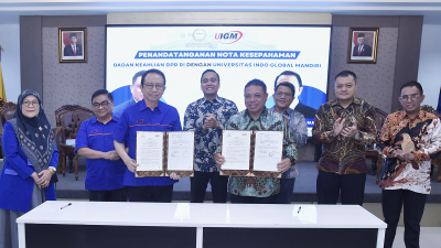 Kepala BK Setjen DPR RI Inosentius Samsul melakukan MoU dengan Rektor UIGM Marzuki Alie di UIGM, Palembang, hari Selasa(13/8)). [Foto: Dok DPR RI]